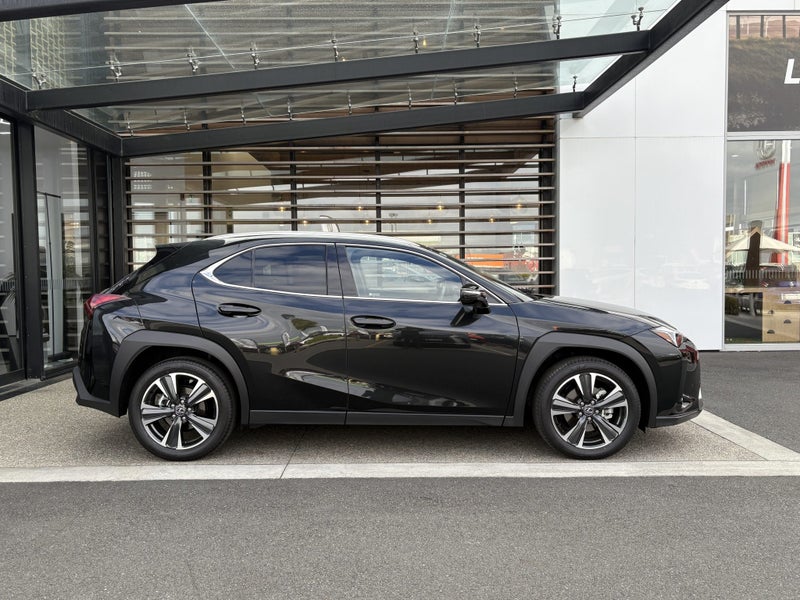 2026 Lexus UX 300h Limited 2.0L Hybrid image 4