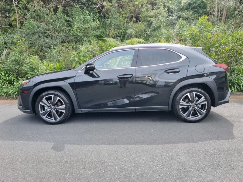 2026 Lexus UX 300h Limited 2.0L Hybrid AWD SUV image 4