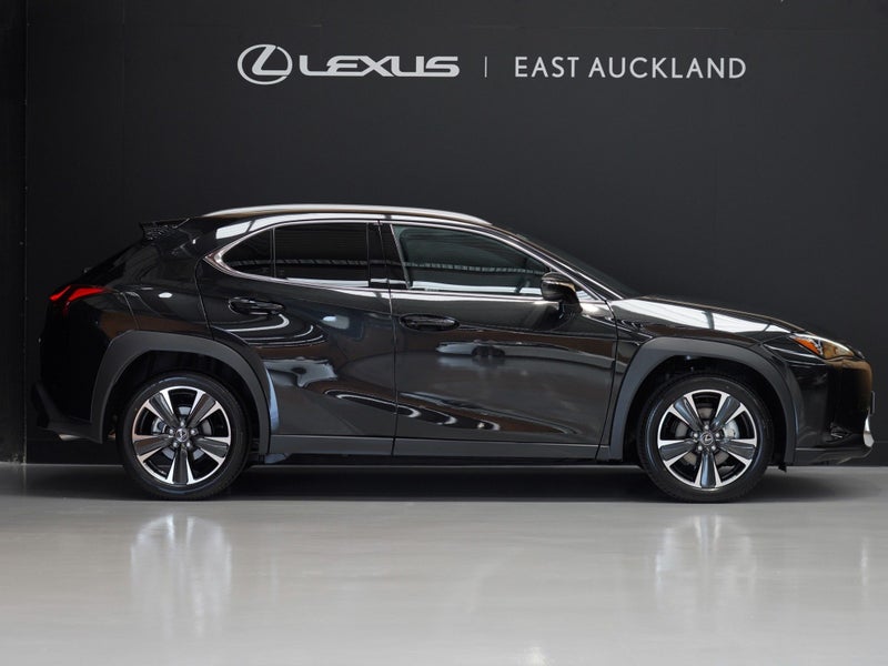 2026 Lexus UX 300h Limited 2.0P HV ECVT FWD SUV... image 3