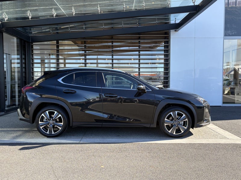 2026 Lexus UX 300h Premium 2.0L Hybrid AWD image 4