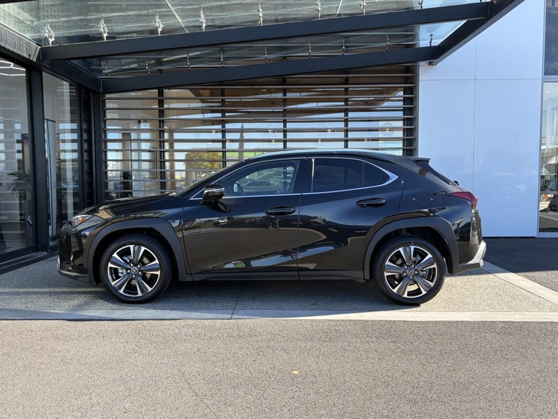 2026 Lexus UX 300h Premium 2.0L Hybrid AWD image 5