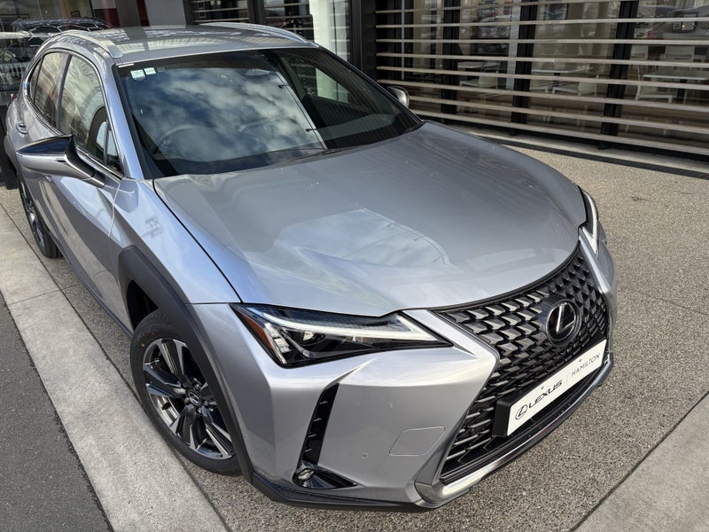 2026 Lexus UX 300h Premium 2.0L Hybrid AWD image 4