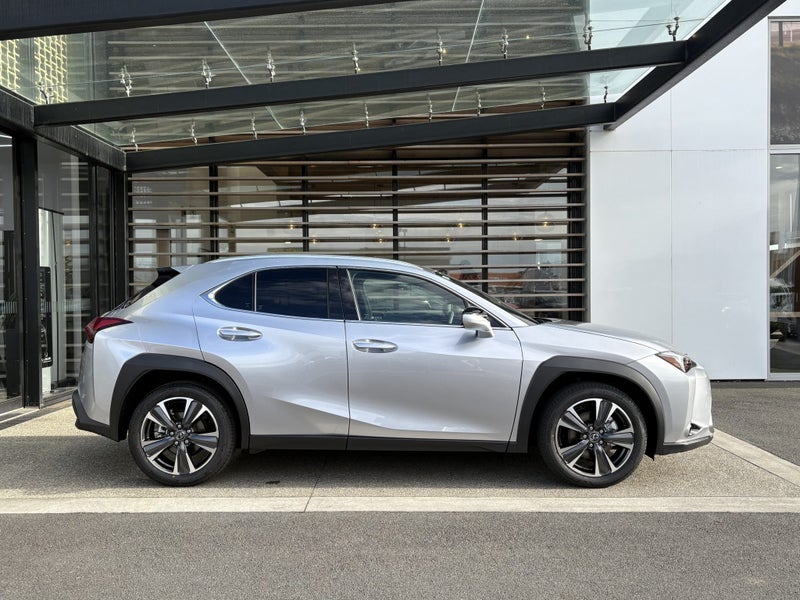 2026 Lexus UX 300h Premium 2.0L Hybrid AWD image 5