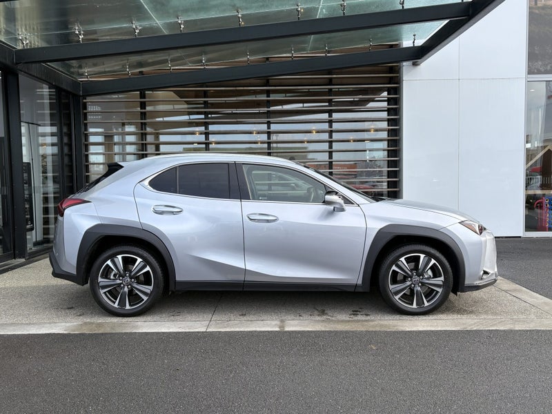 2026 Lexus UX 300h Premium 2.0L Hybrid AWD image 4