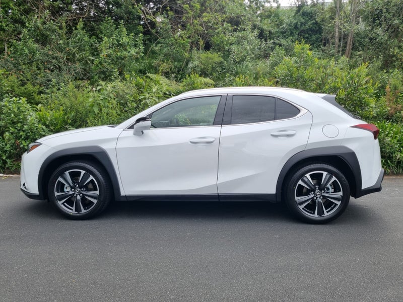 2026 Lexus UX 300h Premium 2.0L Hybrid AWD SUV image 4