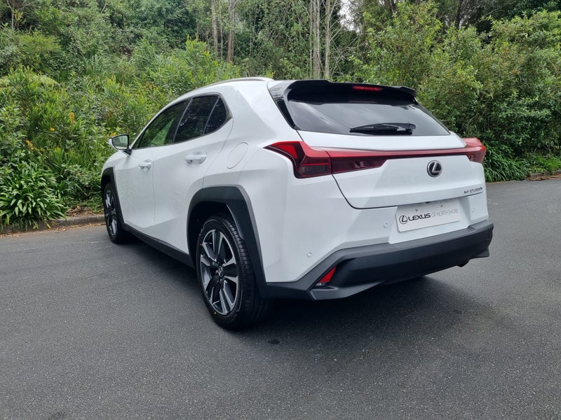 2026 Lexus UX 300h Premium 2.0L Hybrid AWD SUV image 5