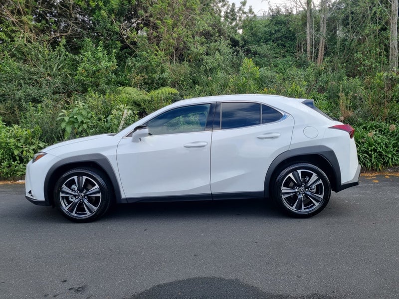 2026 Lexus UX 300h Premium 2.0L Hybrid FWD SUV image 4