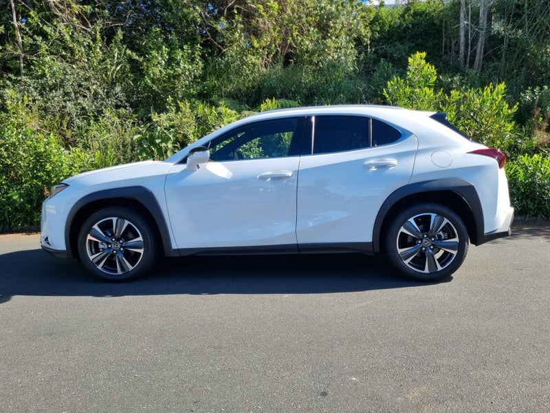 2026 Lexus UX 300h Premium 2.0L Hybrif FWD SUV image 4