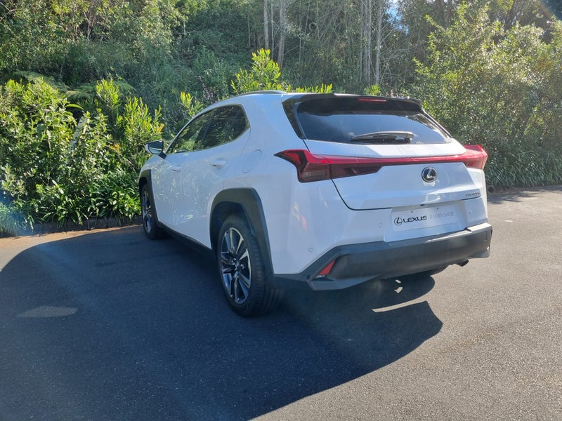 2026 Lexus UX 300h Premium 2.0L Hybrif FWD SUV image 5