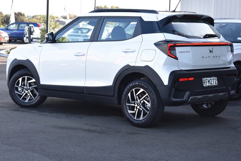 2026 Mahindra XUV 3XO AX5L image 4