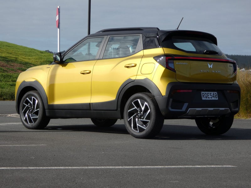 2026 Mahindra XUV 3Xo Ax7l image 4