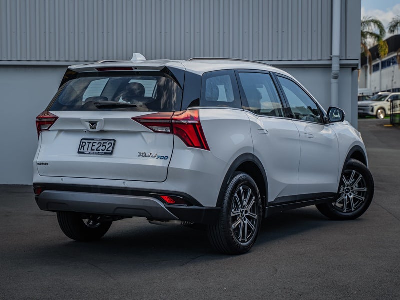 2026 Mahindra XUV700 Ax7l 2.0Pt/6At image 2