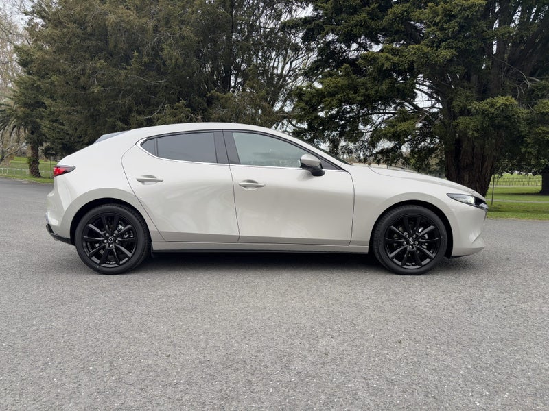 2026 Mazda 3 HOMURA 2.5L HATCH image 2