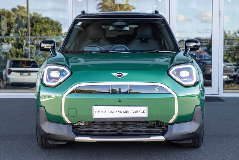 2026 MINI Aceman SE FULL ELECTRIC Favoured trim image 2