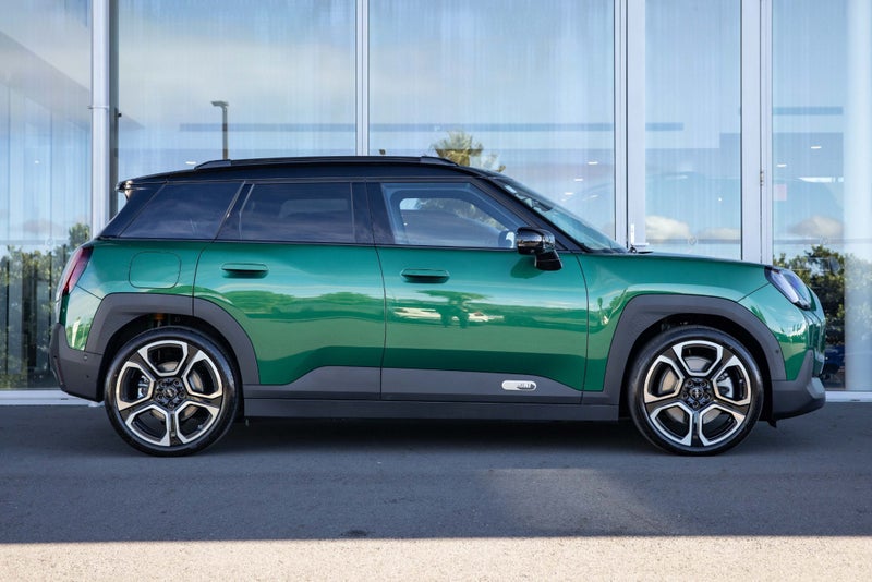 2026 MINI Aceman SE FULL ELECTRIC Favoured trim image 3
