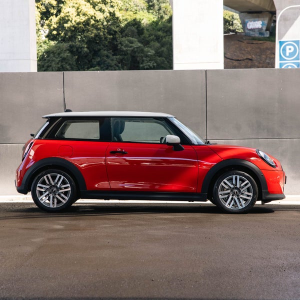 2026 MINI Cooper 3 Door Classic image 4