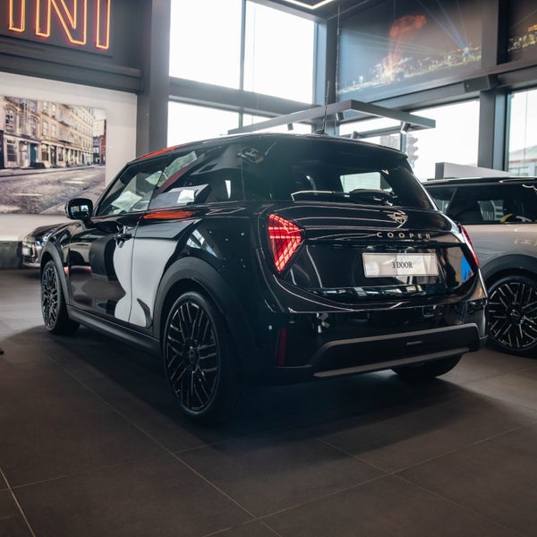 2026 MINI Cooper 3 Door Favoured image 2