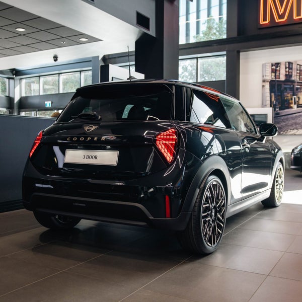 2026 MINI Cooper 3 Door Favoured image 3