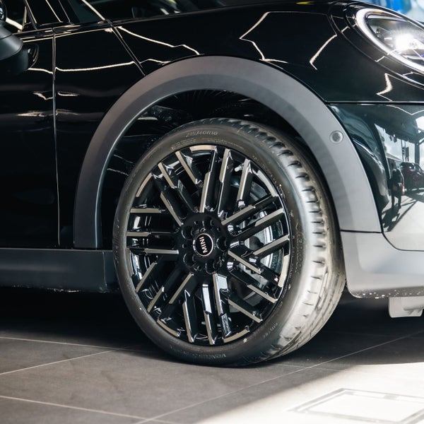 2026 MINI Cooper 3 Door Favoured image 4