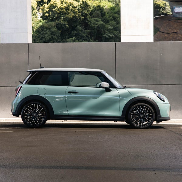 2026 MINI Cooper 3 Door Hatch Favoured image 4