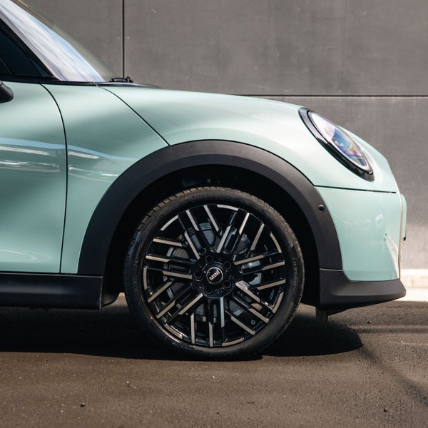 2026 MINI Cooper 3 Door Hatch Favoured image 5