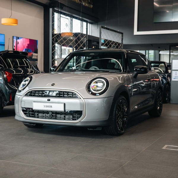 2026 MINI Cooper 3 Door Hatch Favoured image 2