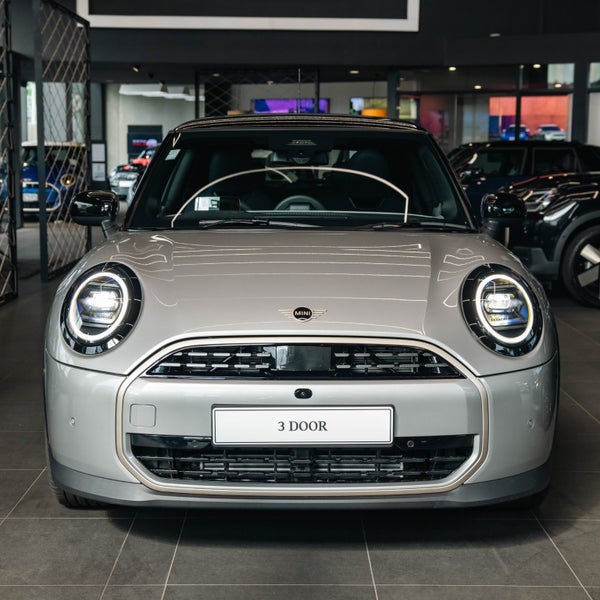 2026 MINI Cooper 3 Door Hatch Favoured image 3