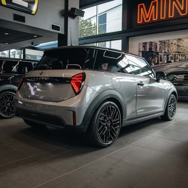 2026 MINI Cooper 3 Door Hatch Favoured image 4