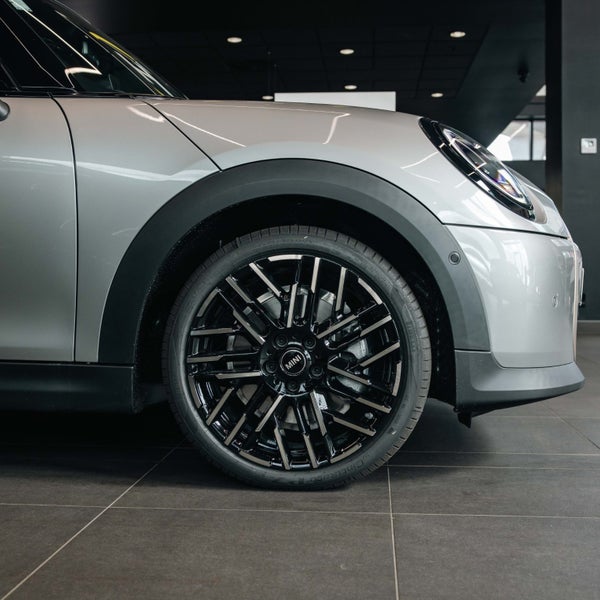 2026 MINI Cooper 3 Door Hatch Favoured image 5