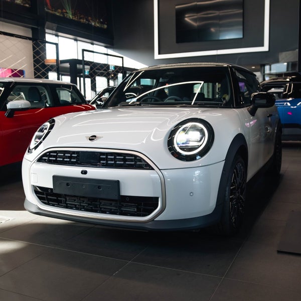 2026 MINI Cooper 3 Door Hatch Favoured image 3