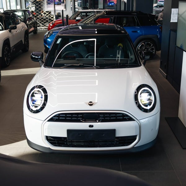 2026 MINI Cooper 3 Door Hatch Favoured image 4