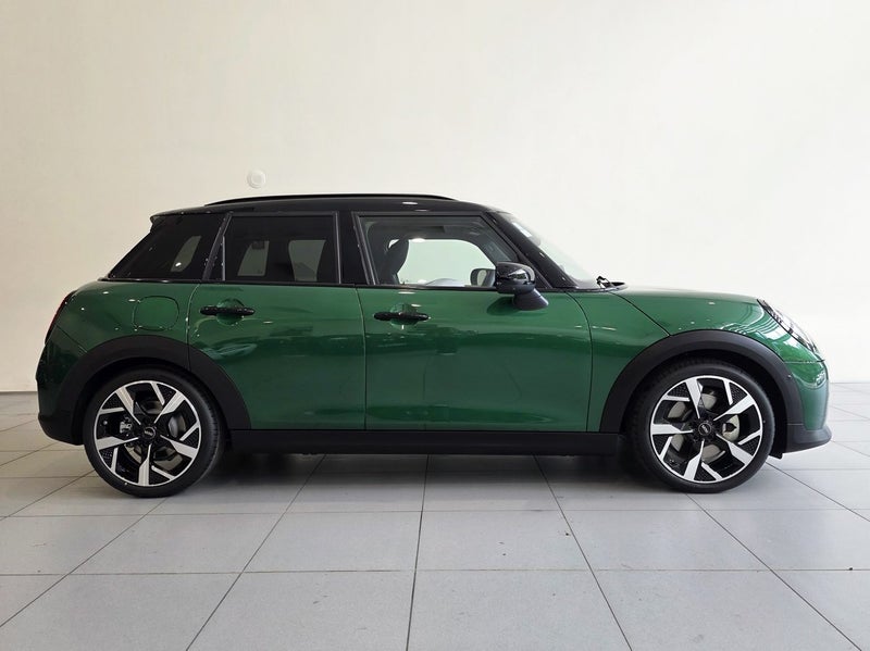 2026 MINI Cooper 5 Door C Favoured Spec image 3