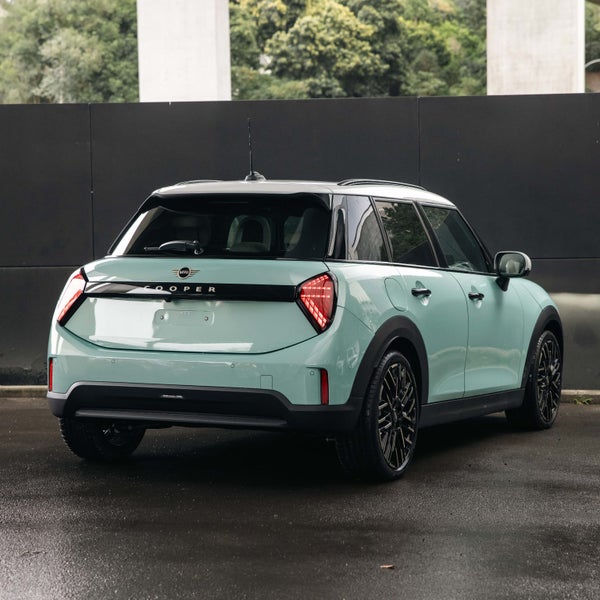 2026 MINI Cooper 5 Door Favoured image 3