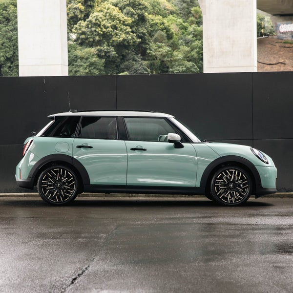 2026 MINI Cooper 5 Door Favoured image 4