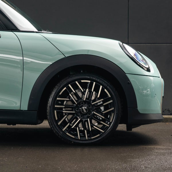 2026 MINI Cooper 5 Door Favoured image 5