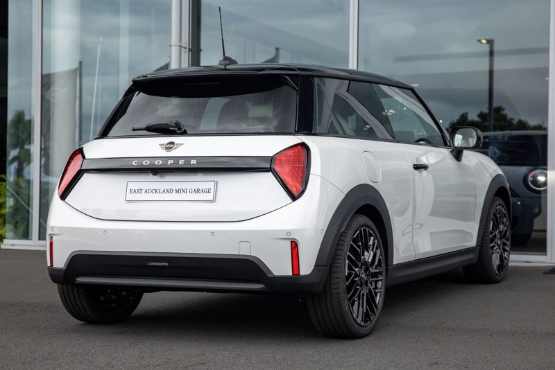 2026 MINI Cooper C 3 Door Favoured image 4