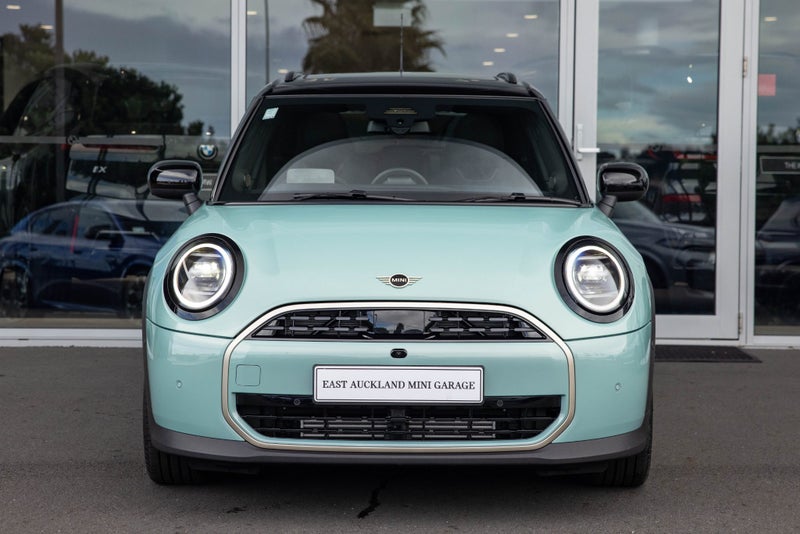 2026 MINI Cooper C 5-Door Favoured image 2