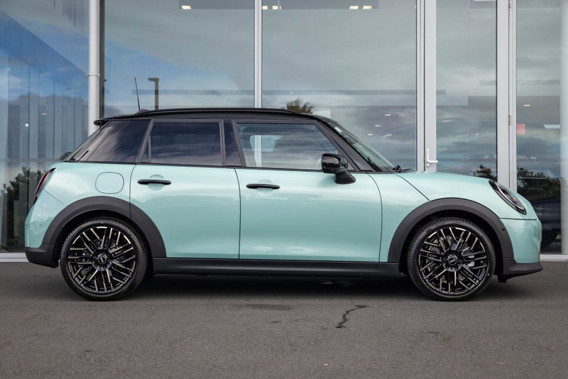 2026 MINI Cooper C 5-Door Favoured image 3
