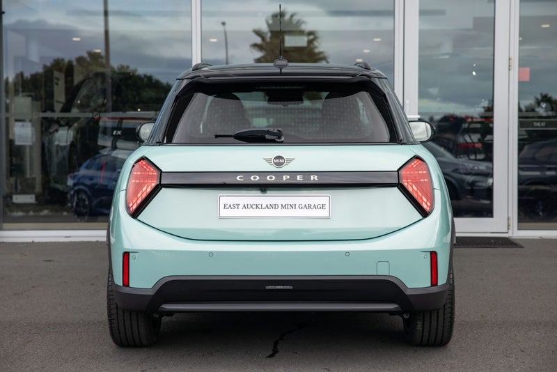 2026 MINI Cooper C 5-Door Favoured image 4