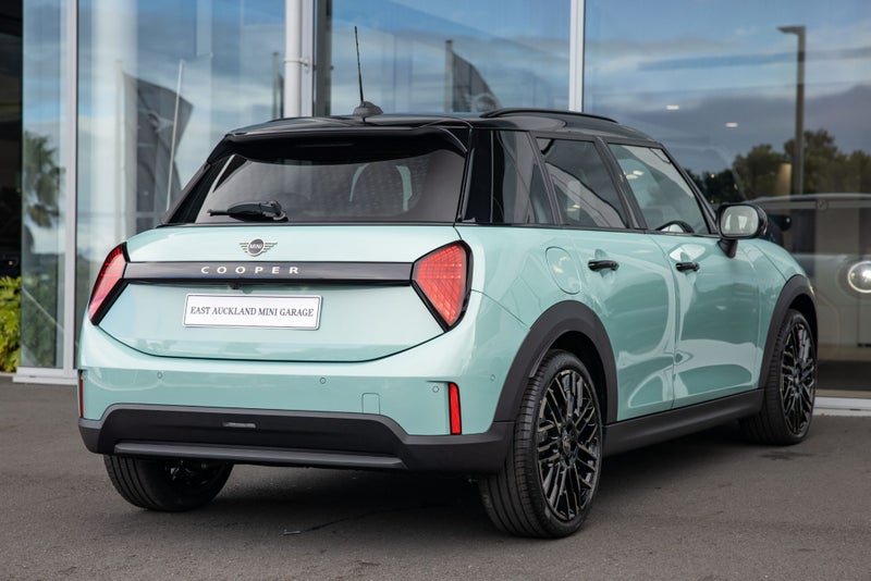 2026 MINI Cooper C 5-Door Favoured image 5