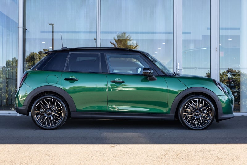2026 MINI Cooper C 5-Door Favoured (High spec) image 3
