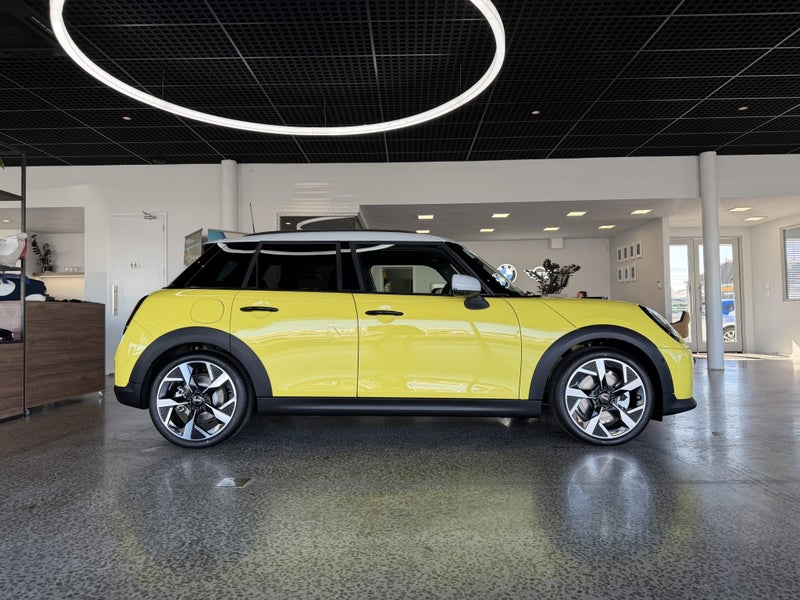 2026 MINI Cooper C 5dr image 3