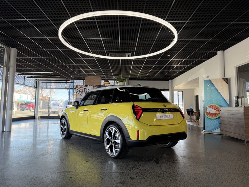 2026 MINI Cooper C 5dr image 4