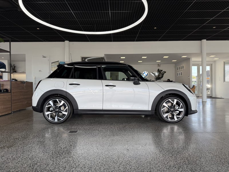 2026 MINI Cooper C Favoured image 3