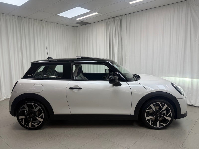 2026 MINI Cooper Cooper C 3Door Classic image 4