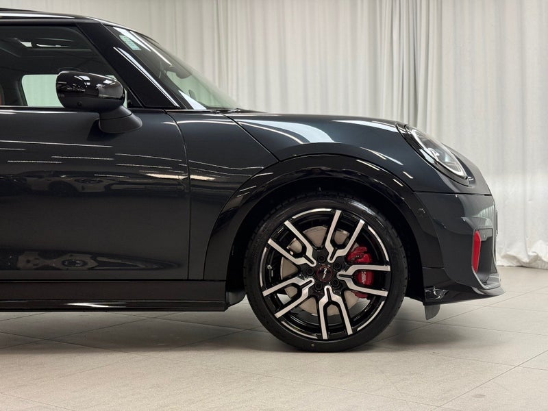 2026 MINI Cooper JCW 3Door Favoured image 3
