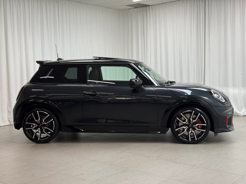 2026 MINI Cooper JCW 3Door Favoured image 4
