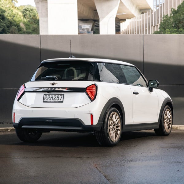 2026 MINI Cooper S 3 Door Favoured image 2