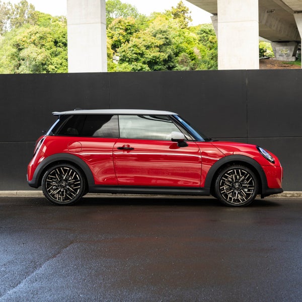 2026 MINI Cooper S 3 Door Hatch Favoured image 4