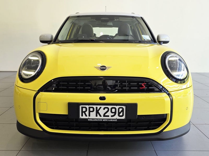 2026 MINI Cooper S Classic 5 Dr image 2